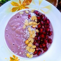A picture of Pomegranate apple oat smoothie bowl.