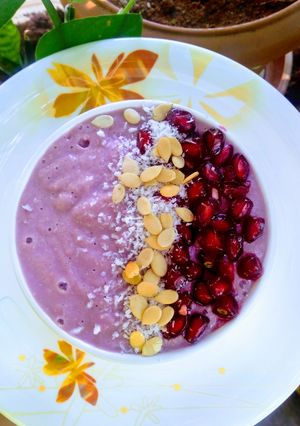 A picture of Pomegranate apple oat smoothie bowl.