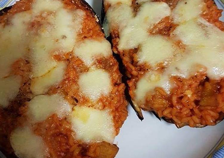 Melanzane al forno ripiene di riso al sugo e mozzarella
RICETTA