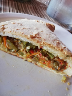 Una foto de Calzone de verduras al Wok