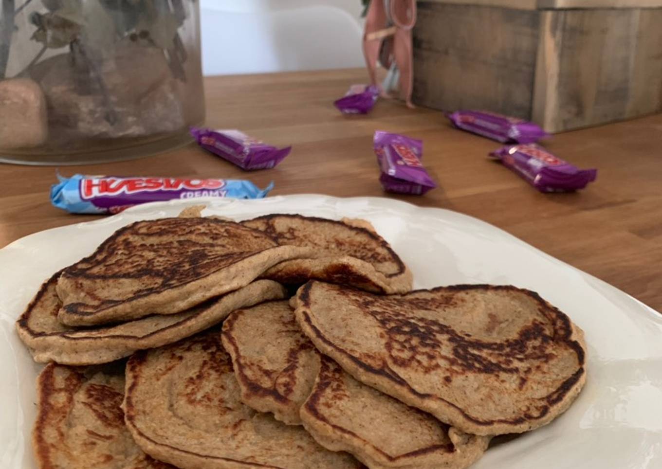 Tortitas de avena con fruta madura y canela