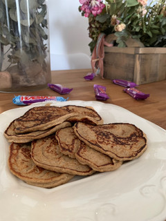 Una foto de Tortitas de avena con fruta madura y canela