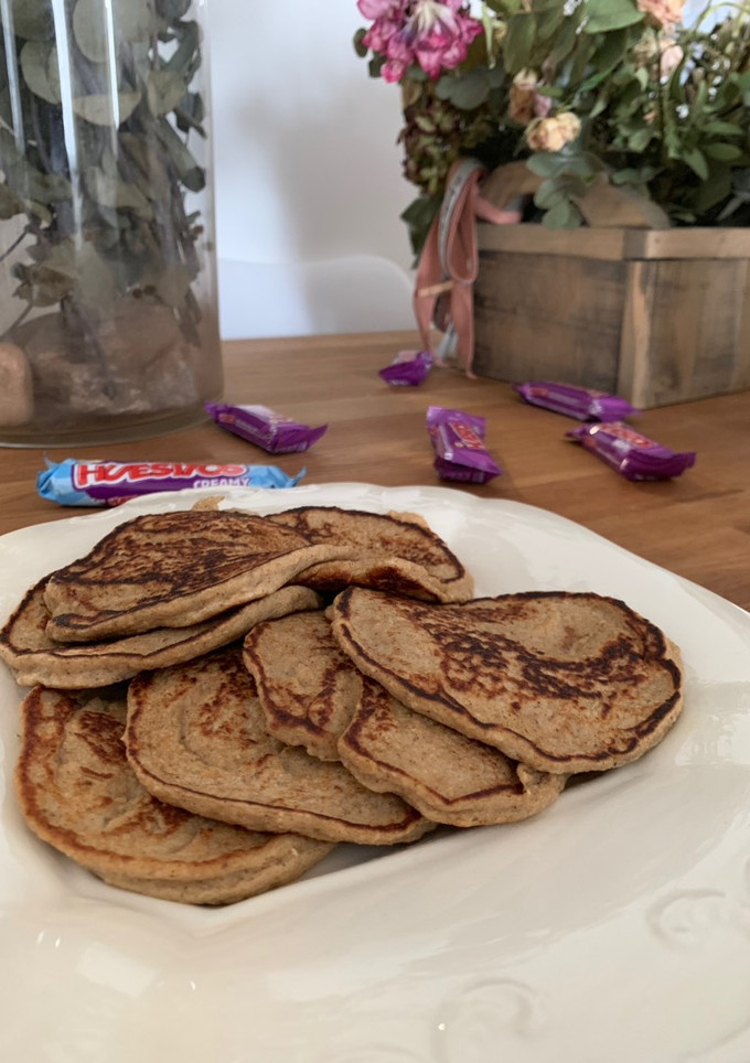 Una foto de Tortitas de avena con fruta madura y canela