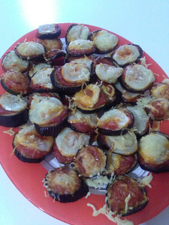 Una foto de Rodajitas de berenjena gratinadas