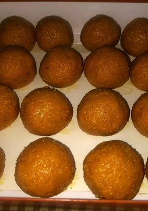 A picture of Besan ladoo.