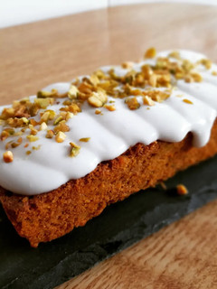 Foto principal de Tarta de zanahoria y pistachos con frosting de coco