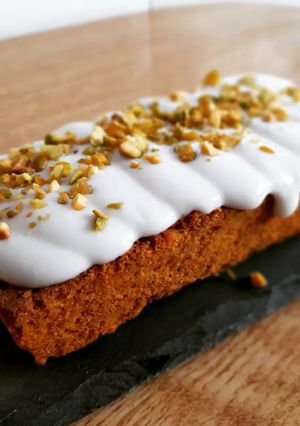 Foto principal de Tarta de zanahoria y pistachos con frosting de coco