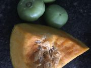 Una foto de raviolis con salsa de mantequilla