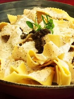 Una foto de Cintas de pasta fresca al huevo con salsa de trufa y queso pecorino 🇮🇹 🇮🇹 🇮🇹