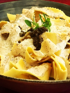 Una foto de Cintas de pasta fresca al huevo con salsa de trufa y queso pecorino 🇮🇹 🇮🇹 🇮🇹