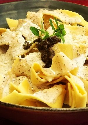 Una foto de Cintas de pasta fresca al huevo con salsa de trufa y queso pecorino 🇮🇹 🇮🇹 🇮🇹