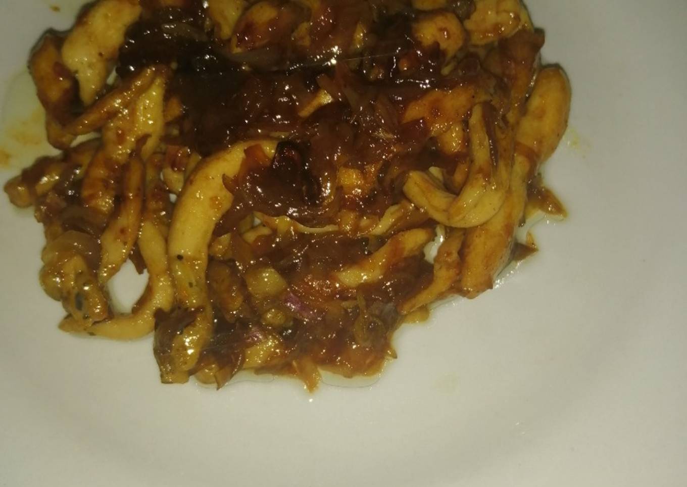 Pechuga de pollo en juliana con cebolla caramelizada