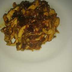 Una foto de Pechuga de pollo en juliana con cebolla caramelizada