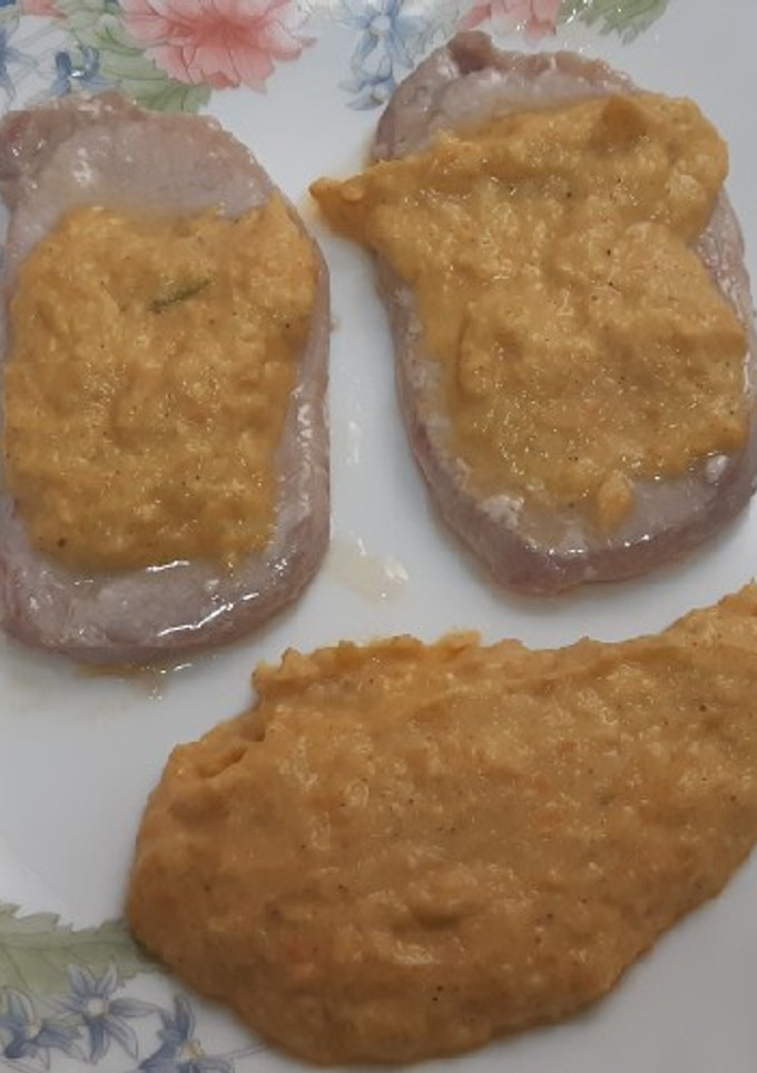 Una foto de Lomo de cerdo con salsa/crema de zanahorias y puerros