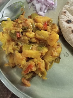 शिमला मिर्च आलू की सब्जी(shimla mirch aloo ki sabzi recipe in hindi) रेसिपी मुख्य फोटो