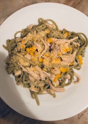 Una foto de Tallarines (espinaca) con pollo, choclo y salsa blanca