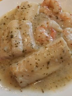 Una foto de Rape o rosada en salsa verde con gambas