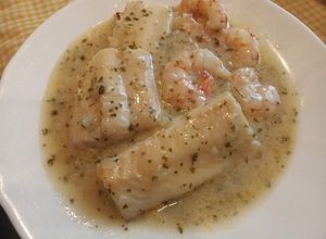 Foto principal de Rape o rosada en salsa verde con gambas