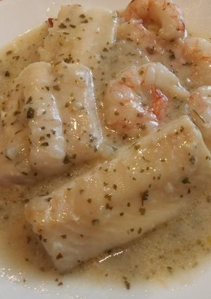 Una foto de Rape o rosada en salsa verde con gambas