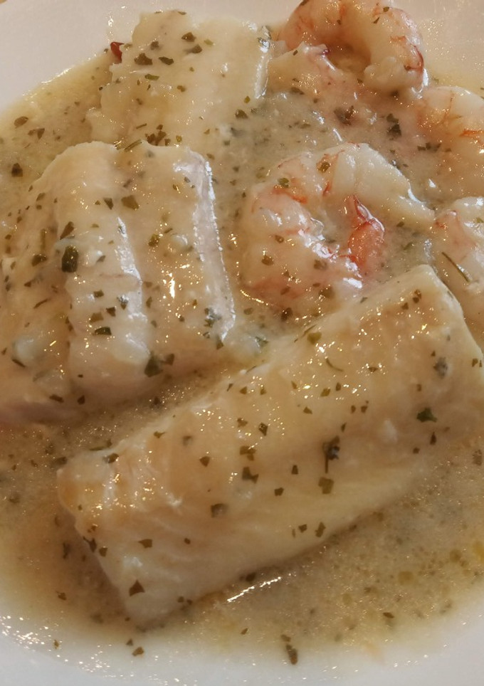 Una foto de Rape o rosada en salsa verde con gambas