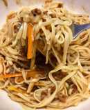 Chow Mein de Carne Molida Frita y Caldo de Gallina & Vegetales