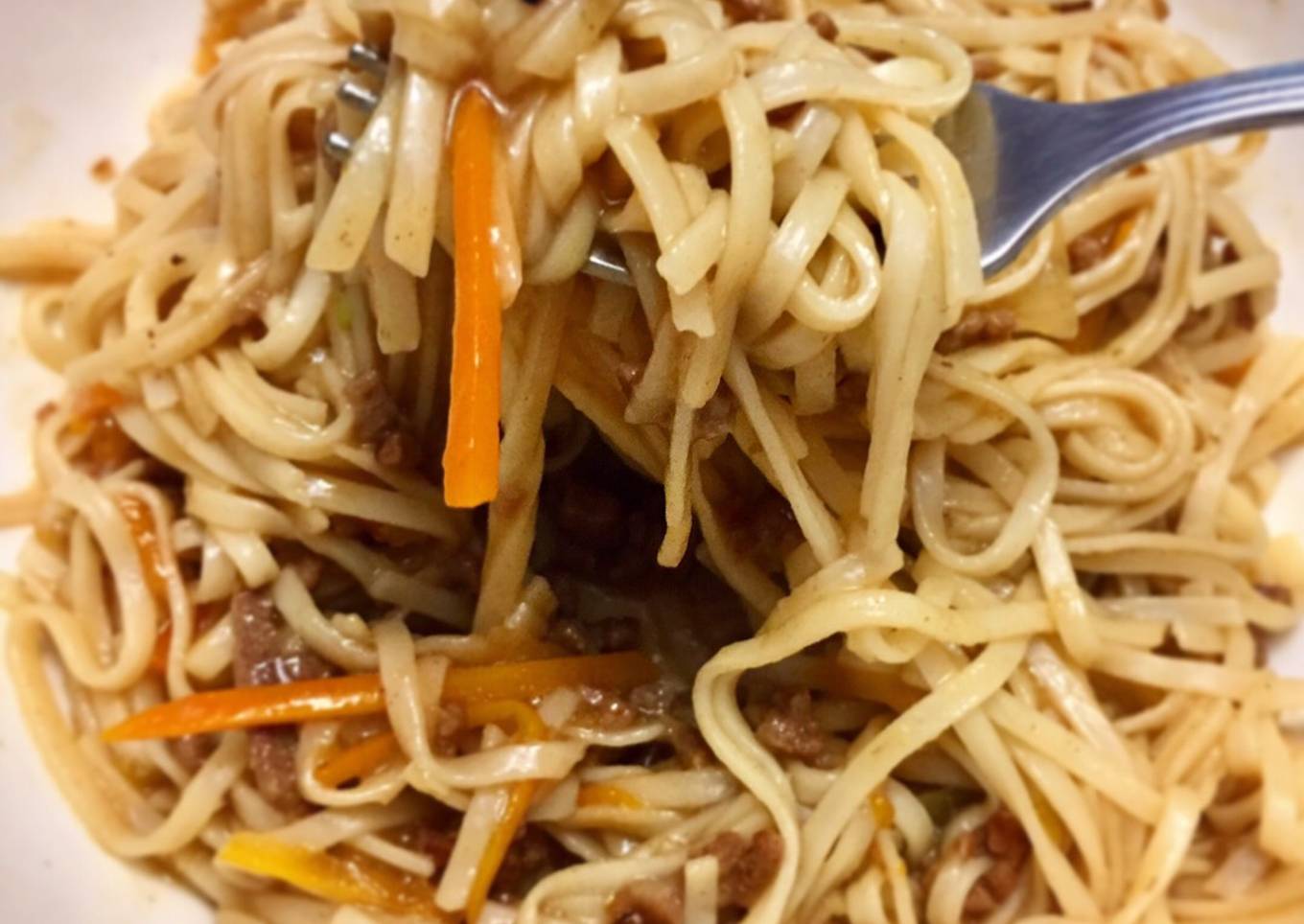 Chow Mein de Carne Molida Frita y Caldo de Gallina & Vegetales