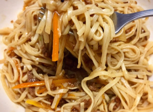 Una foto de Chow Mein de Carne Molida Frita y Caldo de Gallina & Vegetales