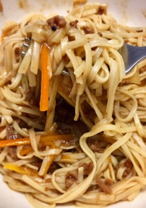 Una foto de Chow Mein de Carne Molida Frita y Caldo de Gallina & Vegetales