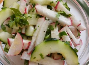 Una foto de Ensalada de pepino y rábano