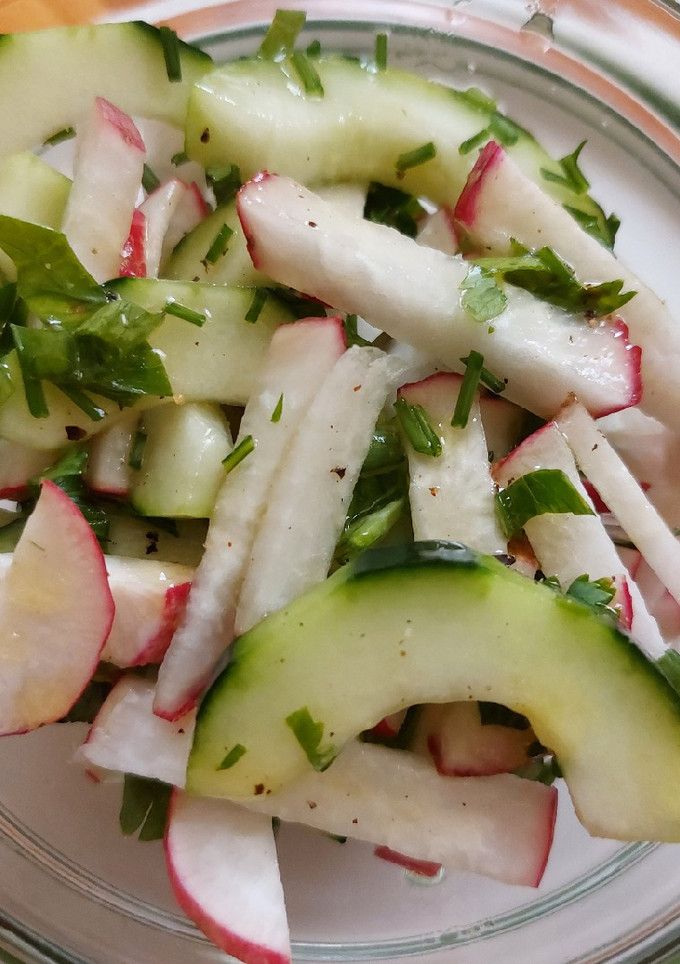 Una foto de Ensalada de pepino y rábano