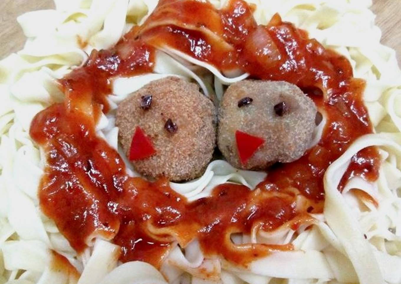 Tagliatelle con albóndigas en salsa napolitana