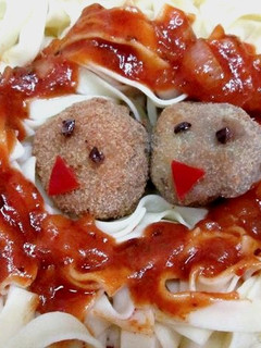 Una foto de Tagliatelle con albóndigas en salsa napolitana