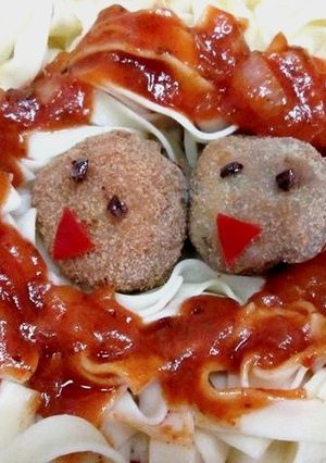 Una foto de Tagliatelle con albóndigas en salsa napolitana