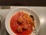 Tomatensuppe mit Fleischklösschen und Bratnudeln