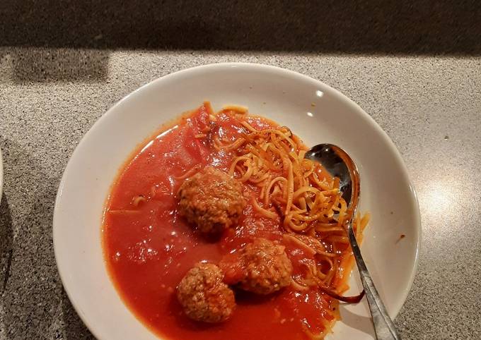 Tomatensuppe mit Fleischklösschen und Bratnudeln Rezept von MicMC - Cookpad