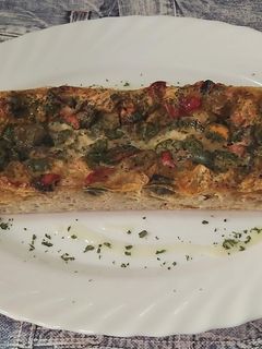 Una foto de Pastel de pisto, gambas y mejillones