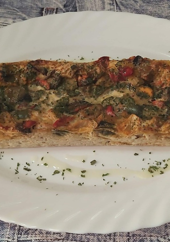 Una foto de Pastel de pisto, gambas y mejillones