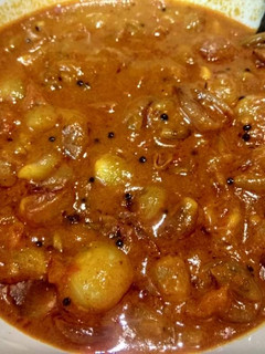 சின்ன வெங்காய புளி குழம்பு (Chinna VEngaya Puli KUlambu Recipe in Tamil) செய்முறை முக்கிய புகைப்படம்