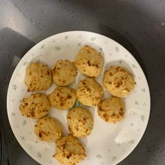 A picture of Cheesy dough balls.