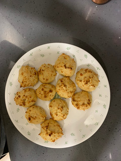 A picture of Cheesy dough balls.