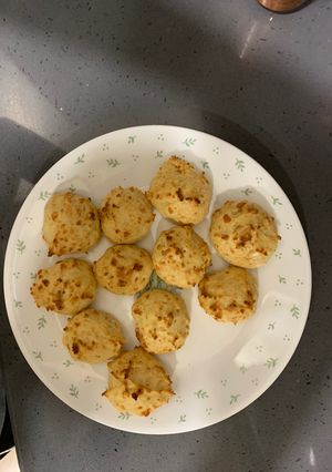 A picture of Cheesy dough balls.