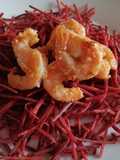 Gamberi con panatura alle arachidi e julienne di rapa rossa