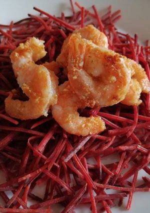 Foto di Gamberi con panatura alle arachidi e julienne di rapa rossa