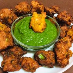 A picture of Cabbage,carrot pakora.