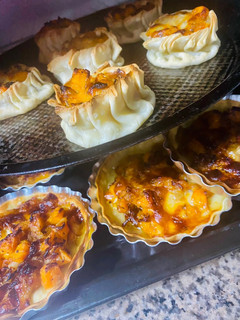 Una foto de TARTITAS INDIVIDUALES Y CANASTITAS DE 🧅CEBOLLA🧅CARAMELIZADA Y 🎃ZAPALLO🎃CALABAZA🎃