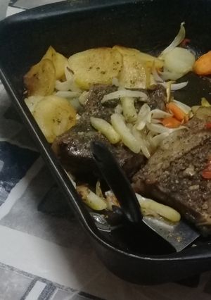 Una foto de Corte obispo, con papas, cebolla, zanahoria y ají, al horno
