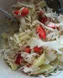 Ensalada de col, manzanas, apio y fresas