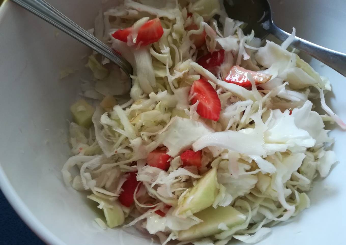 Ensalada de col, manzanas, apio y fresas