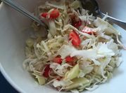 Una foto de ensalada de manzana y apio