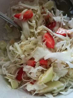 Una foto de Ensalada de col, manzanas, apio y fresas